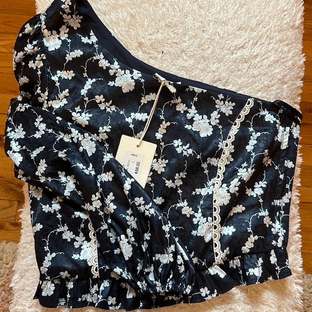 **NEW** Going out Over the Shoulder Top